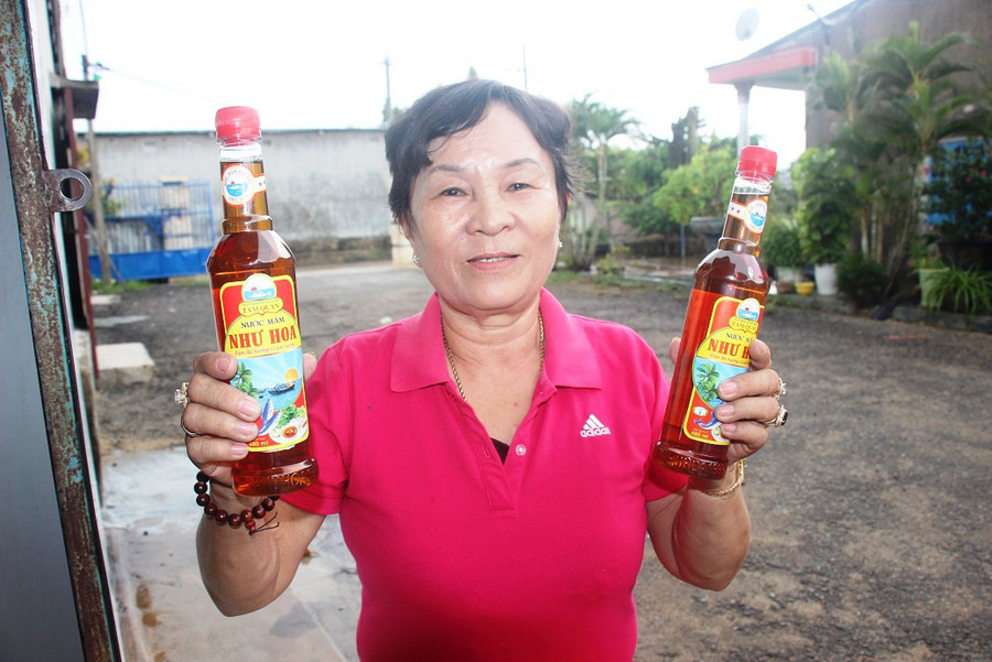 Bà Trần Thị Như Hoa – Chủ cơ sở sản xuất nước mắm Như Hoa, là 1 trong 63 gương mặt Nông dân Việt Nam xuất sắc năm 2020. Ảnh: Dũ Tuấn.