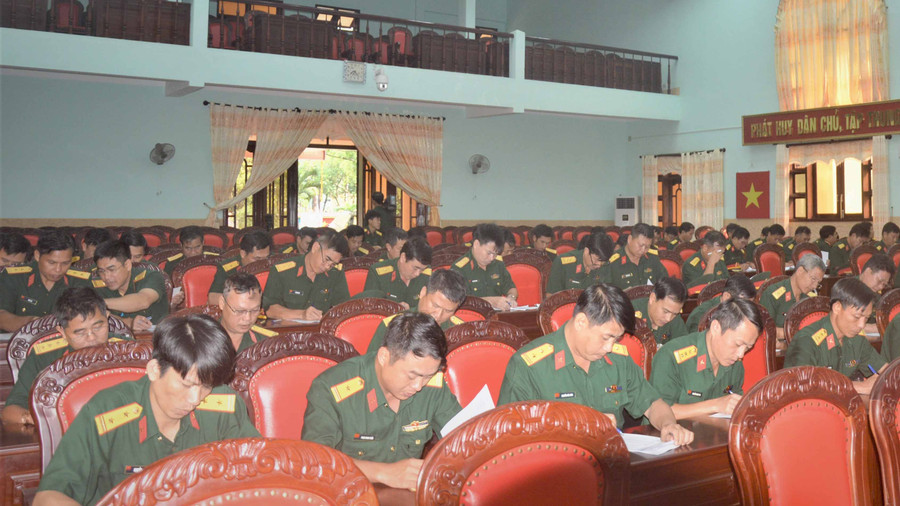 Cán bộ, sĩ quan tham gia kiểm tra bằng hình thức trắc nghiệm liên quan đến các chỉ thị, nghị quyết. Ảnh: Anh Huy Kiểm tra bằng hình thức trắc nghiệm liên quan đến các Chỉ thị, Nghị quyết. Ảnh: Anh Huy