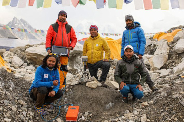 Nhóm nhà khoa học thực hiện việc đo chiều cao núi Everest chụp ảnh tại một trạm nghiên cứu đặt trên ngọn núi này - Ảnh: FREDDIE WILKINSON / NATIONAL GEOGRAPHIC