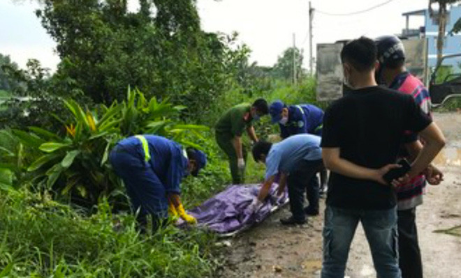 Nạn nhân được đưa ra khỏi hiện trường.