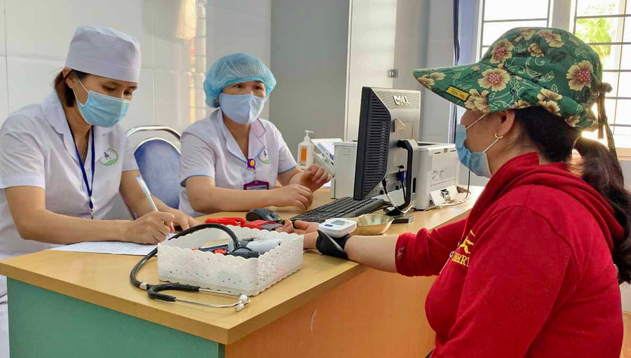 Bác sĩ Trung tâm Y tế huyện Chư Sê khám-chữa bệnh cho người dân. Ảnh: Như Nguyện