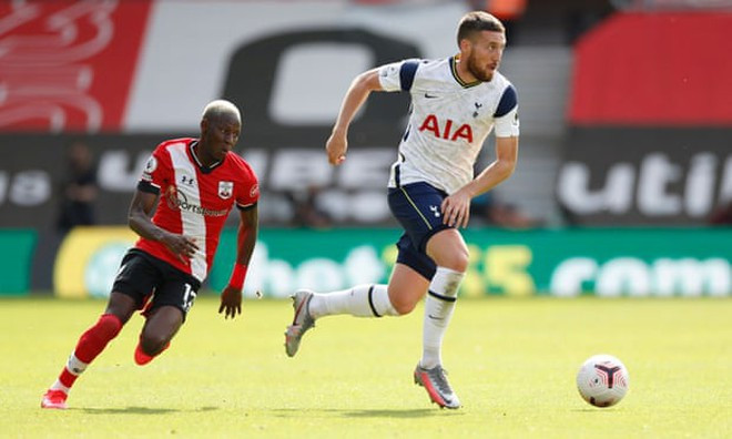 Matt Doherty (phải), một trong 2 hận vệ cán tấn công của Tottenham REUTERS