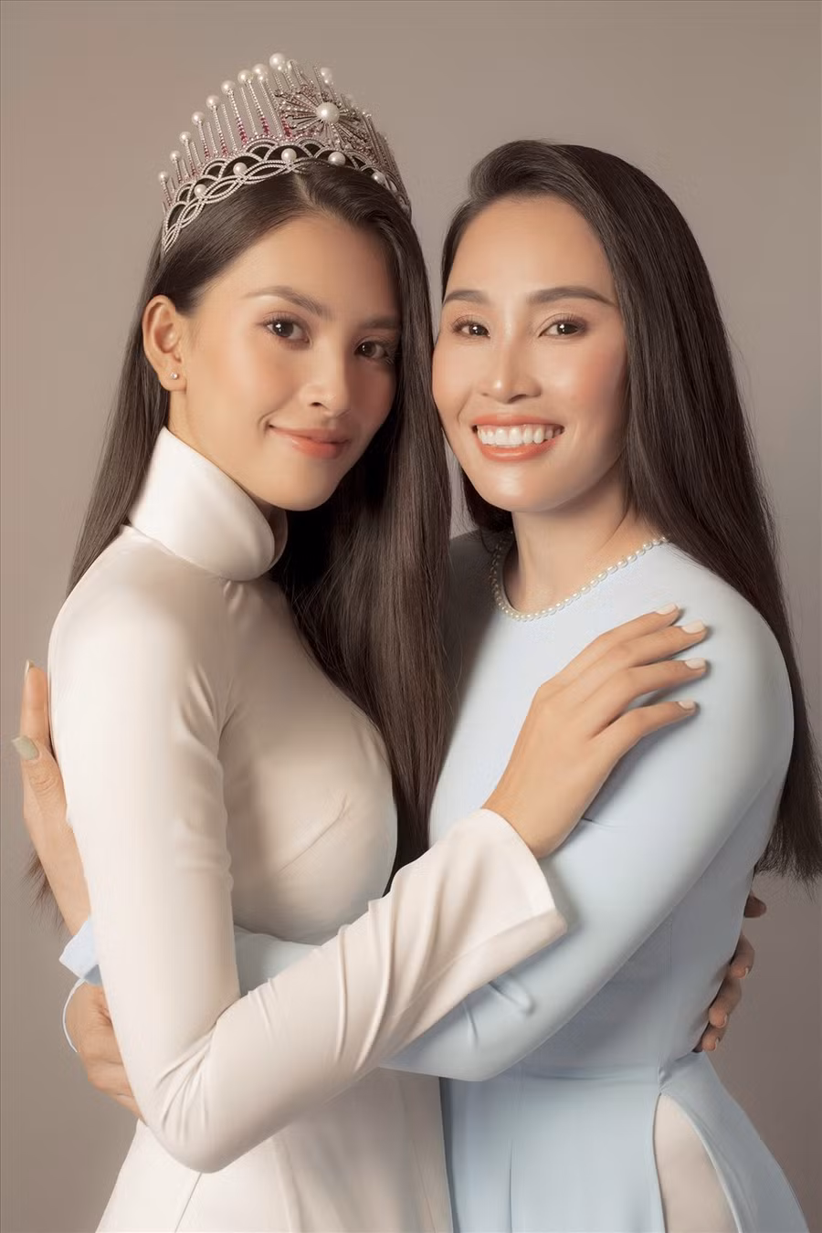 Ngay từ giây phút đăng quang Hoa hậu Việt Nam 2018, Trần Tiểu Vy đã không giấu nổi niềm xúc động, ôm chầm lấy mẹ và khóc. Ảnh: Tang Tang.