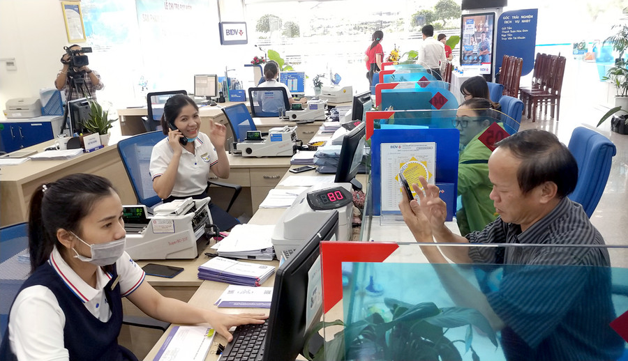 Gia Lai quyết liệt thu hồi và xử lý nợ thuế ảnh 1 Đối với các trường hợp nợ thuế quá hạn, cơ quan Thuế áp dụng biện pháp phong tỏa tài khoản ngân hàng hoặc đình chỉ sử dụng hóa đơn doanh nghiệp, tổ chức, cá nhân. Ảnh: Sơn Ca
