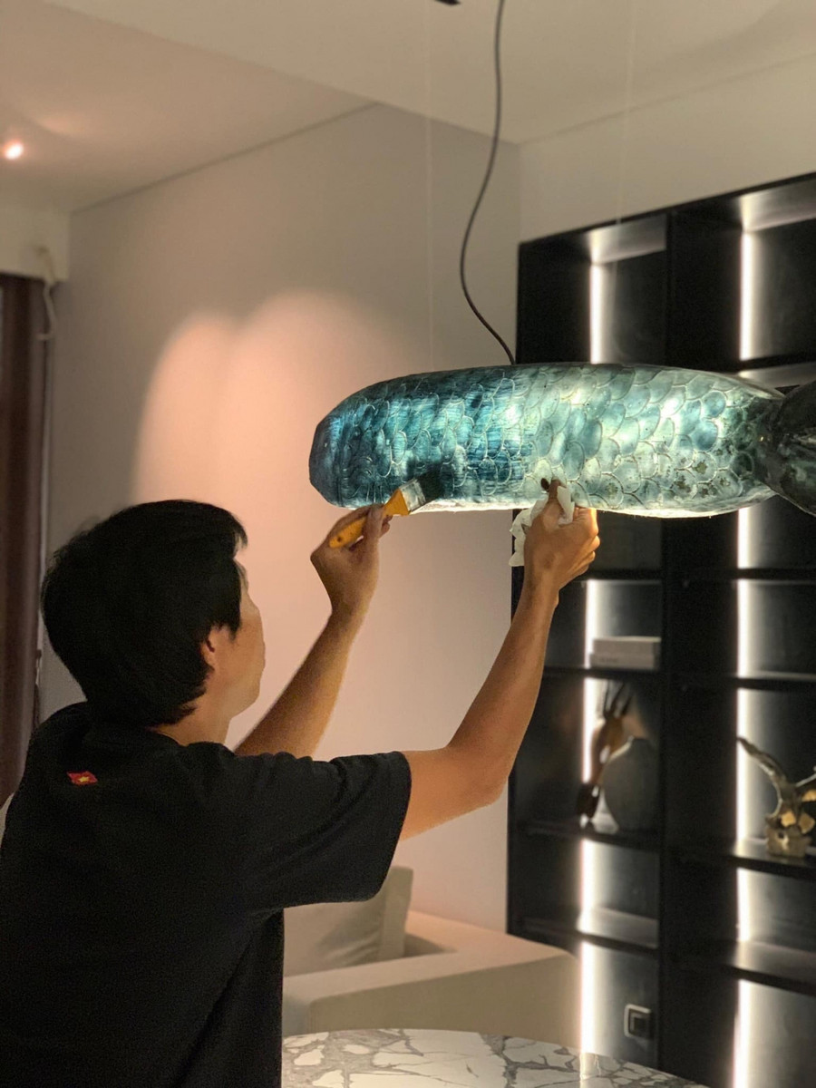 Đèn phòng khách có thể điều chỉnh độ cao như mong muốn.