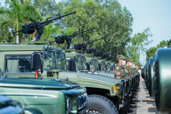  Các khí tài trong số 75 xe quân sự do Trung Quốc bàn giao cho Campuchia vào hôm 6.10.2020 - Ảnh: Facebook ông Hun Manet