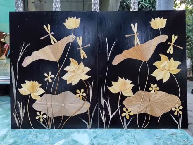  Một bức tranh chủ đề sen Đồng Tháp được thầy Đặng Vũ Linh làm từ rơm - ẢNH: DUY TÂN