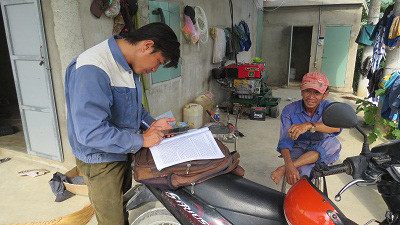 Anh Nguyễn Viết Hùng, xã Đa Lộc, huyện Đồng Xuân (tỉnh Phú Yên). ghi chép, theo dõi chỉ tiêu cám heo một cách cẩn thận.  Anh Nguyễn Viết Hùng, xã Đa Lộc, huyện Đồng Xuân (tỉnh Phú Yên). ghi chép, theo dõi chỉ tiêu cám heo một cách cẩn thận.