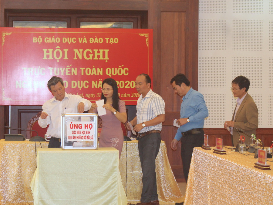 Các đại biểu tham dự hội nghị tại điểm cầu tỉnh Gia Lai hưởng ứng phát động ủng hộ giáo viên, học sinh miền Trung của Bộ GD-ĐT. Ảnh: Hồng Thi