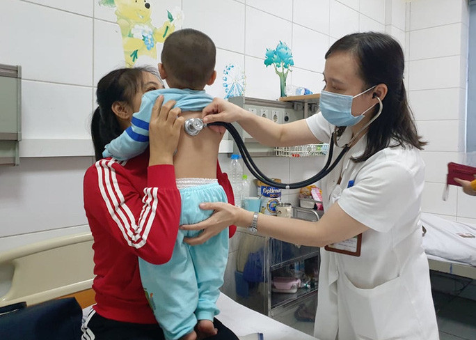 Bác sĩ khám cho bệnh nhi mắc bệnh đường hô hấp tại Bệnh viện Bệnh nhiệt đới trung ương (Ảnh: NGỌC DUNG)