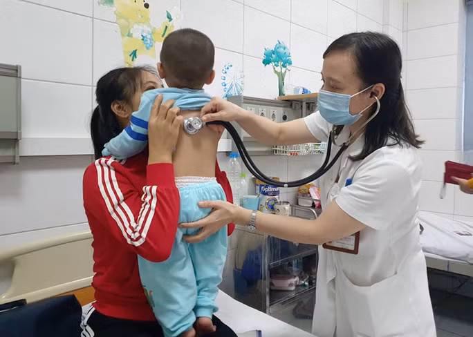 Bác sĩ khám cho bệnh nhi mắc bệnh đường hô hấp tại Bệnh viện Bệnh nhiệt đới trung ương (Ảnh: NGỌC DUNG)