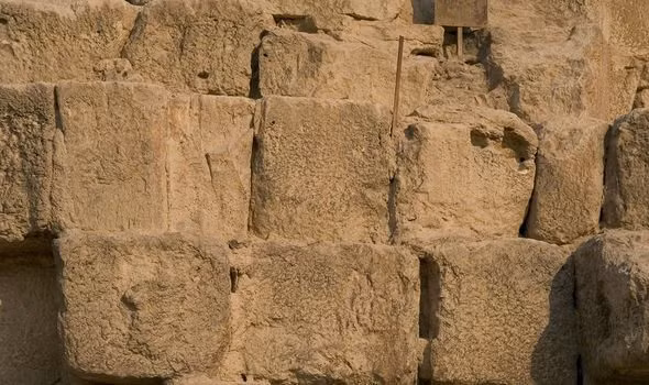 Nghiên cứu những khối đá vôi có thể cung cấp câu trả lời cho việc xây dựng tháp. Ảnh: Getty Images