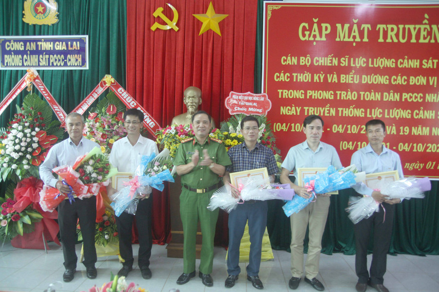 Đại tá Lê Văn Hà-Phó Giám đốc Công an tỉnh trao Giấy khen của Giám đốc Công an tỉnh cho 5 đơn vị có thành tích xuất sắc trong phong trào toàn dân PCCC. Ảnh: Lê Văn Ngọc 
