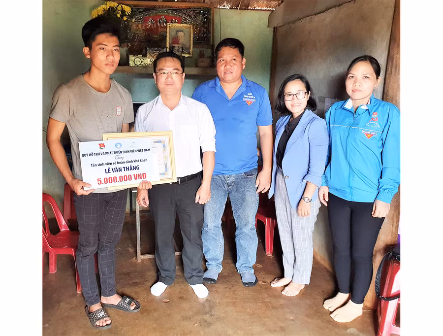  Anh Đỗ Duy Nam-Phó Bí thư Tỉnh Đoàn trao học bổng của Trung ương Đoàn và bằng khen Gương người tốt việc tốt cho em Lê Văn Thắng. Ảnh: Hà Đức Thành