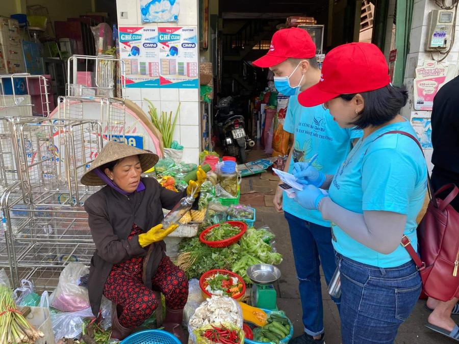 Prudential Gia Lai tặng chai đựng nước bằng thủy tinh cho tiểu thương Trung tâm Thương mại Pleiku. Ảnh: Sơn Ca