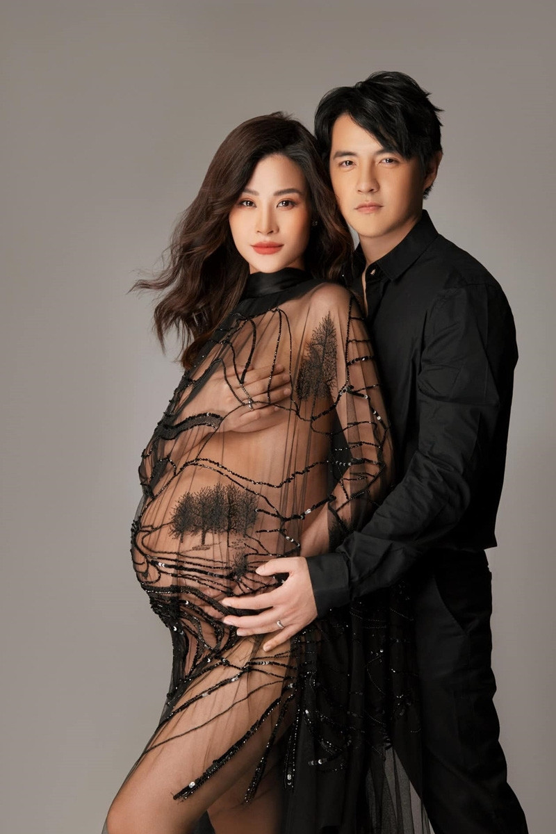 Khoảnh khắc Đông Nhi tạo dáng táo bạo dùng bàn tay che khéo ngực trần gợi cảm khi đang mang bầu ở tháng cuối thai kỳ. Trước đó, nữ ca sĩ thường xuyên tung ra những bộ ảnh thời trang được người hâm mộ khen ngợi: 