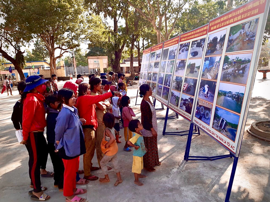 Tuyên truyền trực quan về hậu quả của tai nạn giao thông tại xã Hà Bầu (huyện Đak Đoa). Ảnh: Lê Hòa