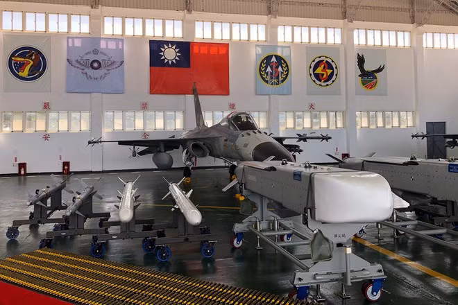 Chiến đấu cơ và tên lửa tại một căn cứ ở Đài Loan - Ảnh: Reuters