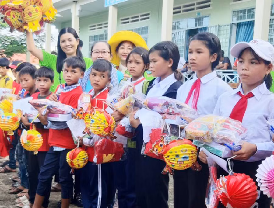 Tặng quà Trung thu cho học sinh khó khăn tại xã Đak Sông (huyện Kông Chro). Ảnh: Hồng Ngọc Tặng quà Trung thu cho HS khó khăn xã Đak Sông