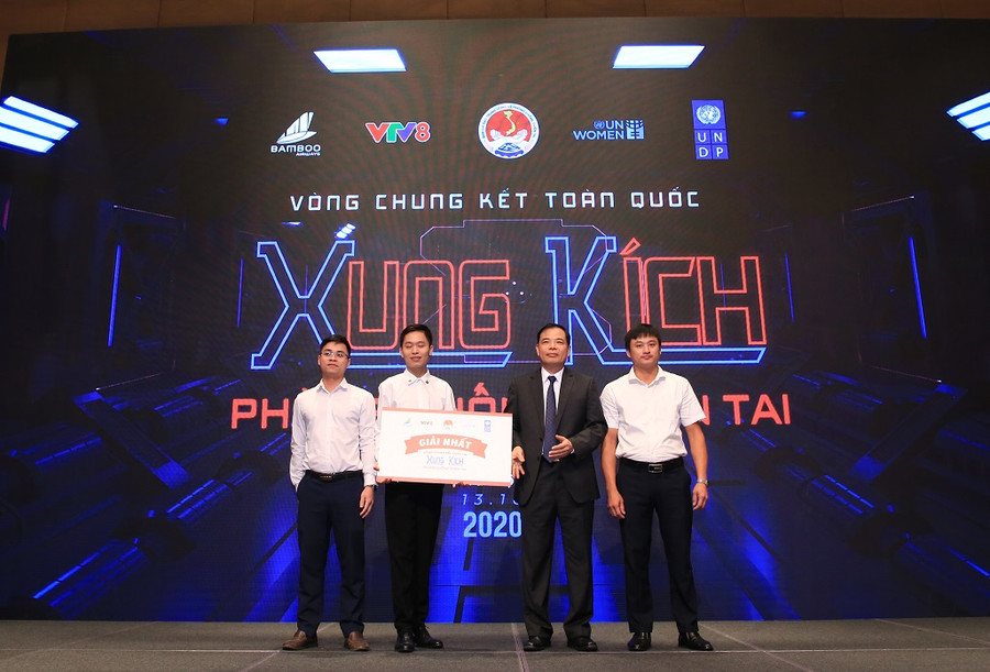 Trao giải cuộc thi “Xung kích phòng, chống thiên tai”. Trao giải cuộc thi “Xung kích phòng, chống thiên tai”.