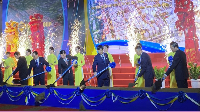 Lãnh đạo các bộ, ngành và tỉnh Thanh Hóa khởi công dự án.