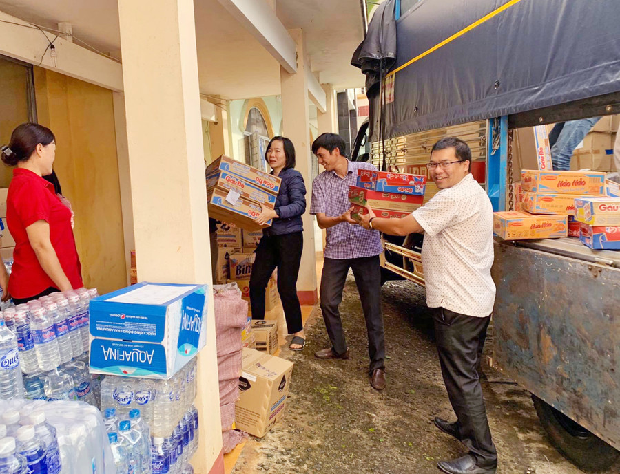 Cán bộ Ủy ban MTTQ Việt Nam tỉnh vận chuyển hàng cứu trợ gửi đến bà con vùng lũ miền Trung. Ảnh: Lam Nguyên