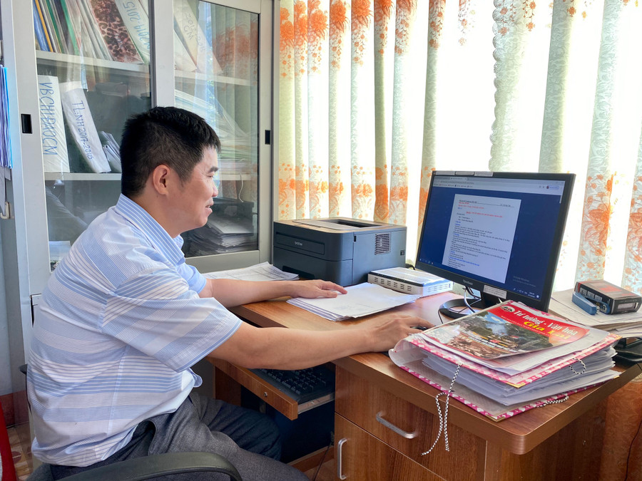 Thầy Võ Quý Thủ (Tổ trưởng Tổ Vật lý-Công nghệ, Trường THPT Phan Bội Châu) phê duyệt giáo án của giáo viên trên mạng. Ảnh: Hồng Thi Thầy Võ Quý Thủ (Tổ trưởng Tổ Vật lý-Công nghệ, Trường THPT Phan Bội Châu) phê duyệt giáo án của giáo viên trên mạng. Ảnh: Hồng Thi