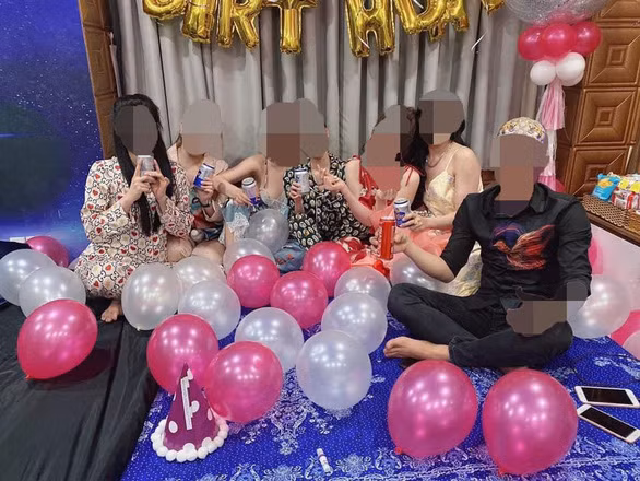 Các cô gái trẻ trong một phòng bay thuê riêng - Ảnh: TÙNG NGUYỄN