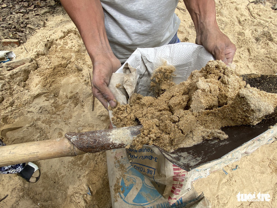 Những bao xi măng được đổ đầy cát được chất quanh miệng hầm rất chắc chắn - Ảnh: LÊ TRUNG