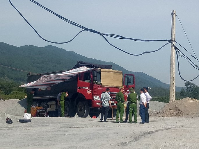 Cơ quan chức năng khám nghiệm hiện trường  Cơ quan chức năng khám nghiệm hiện trường