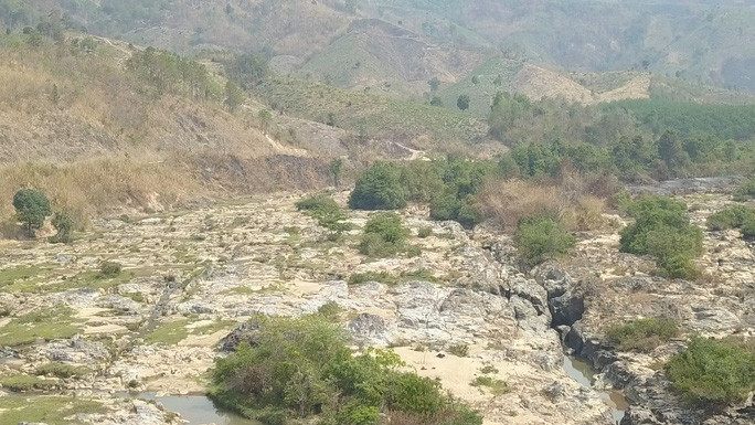 Nhiều diện tích thành đất trống đồi trọc do mất rừng tự nhiên. Ảnh: Hoàng Thanh