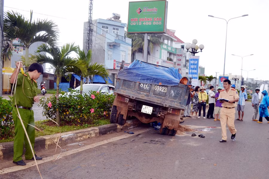 Mỗi vụ tai nạn giao thông đều để lại những nỗi đau khôn nguôi. Ảnh: Tiến Dũng
