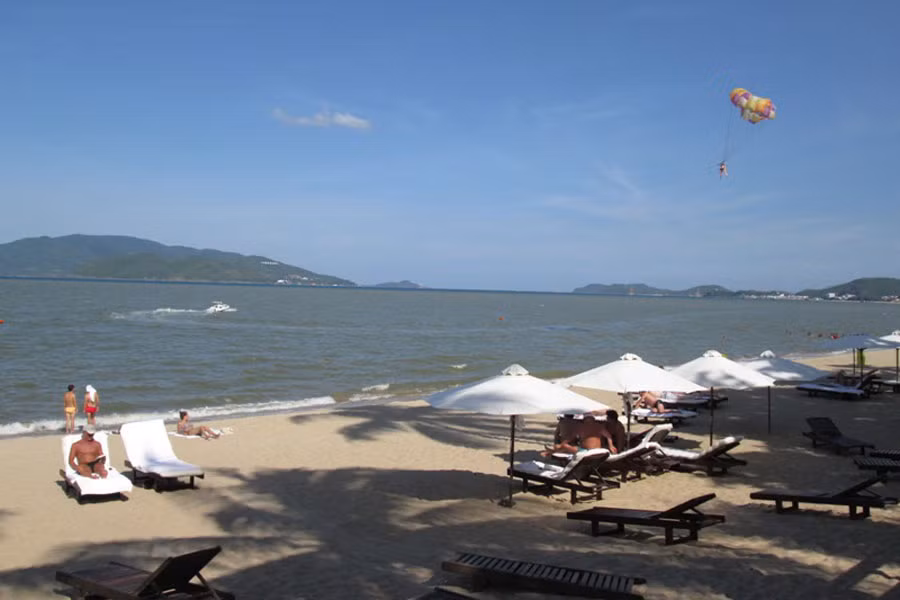 Biển Nha Trang thu hút du khách Ukraina và Cộng đồng các Quốc gia Độc lập. Ảnh: Bình Nguyên