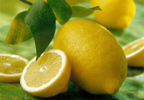 Chanh là nguyên liệu làm đẹp vô cùng hiệu quả và tiện dụng. Hãy chăm sóc gót chân của bạn với chanh để thoát khỏi tình trạng nứt nẻ trong mùa đông.