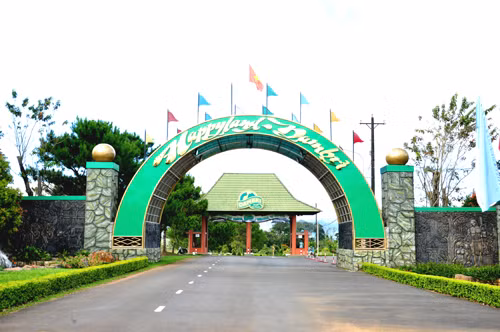 Khu Du lịch thác Dambri cách thành phố Bảo Lộc (Lâm Đồng) 18 km. Bảo Lộc cách Đà Lạt khoảng 120 km và TP. HCM 180 km theo quốc lộ 20. Khu Du lịch thác Dambri cách thành phố Bảo Lộc (Lâm Đồng) 18 km. Bảo Lộc cách Đà Lạt khoảng 120 km và TP. HCM 180 km theo quốc lộ 20.