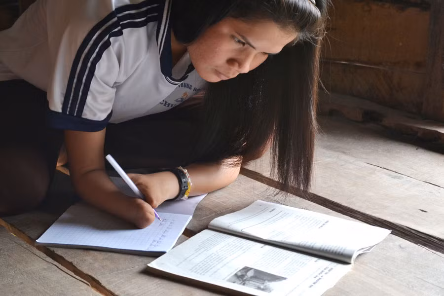 Kpăh H'Đút-cô bé không bàn tay, bàn chân giàu nghị lực. Ảnh Lê Hòa