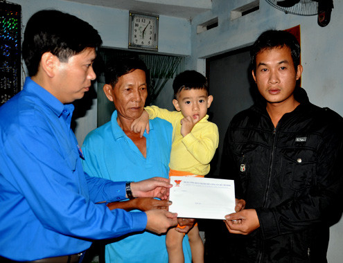 Ông Nguyễn Long Hải (trái), Bí thư Trung ương Đoàn thăm hỏi, chia sẻ đau thương cùng gia đình nữ phóng viên Hồng Sen. Ông Nguyễn Long Hải (trái), Bí thư Trung ương Đoàn thăm hỏi, chia sẻ đau thương cùng gia đình nữ phóng viên Hồng Sen.