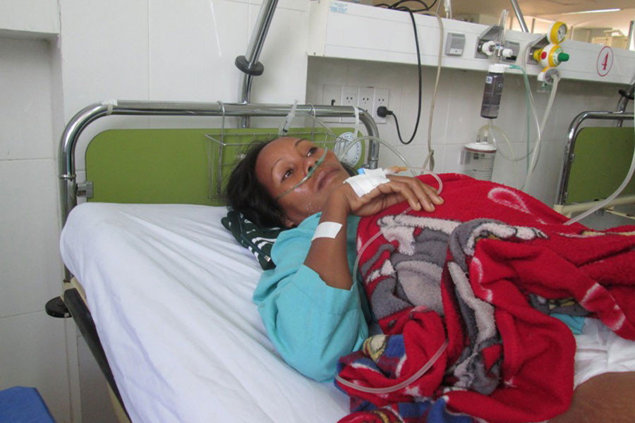 Bệnh nhân Mang Thị Xẻm điều trị tại Bệnh viện Đa khoa tỉnh Khánh Hòa. Ảnh: Bình Nguyên