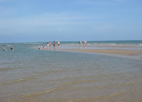 Nước biển Lộc An trong vắt nhìn tận đáy.