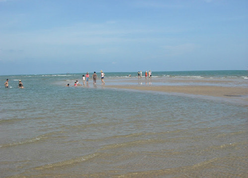 Nước biển Lộc An trong vắt nhìn tận đáy. Nước biển Lộc An trong vắt nhìn tận đáy.