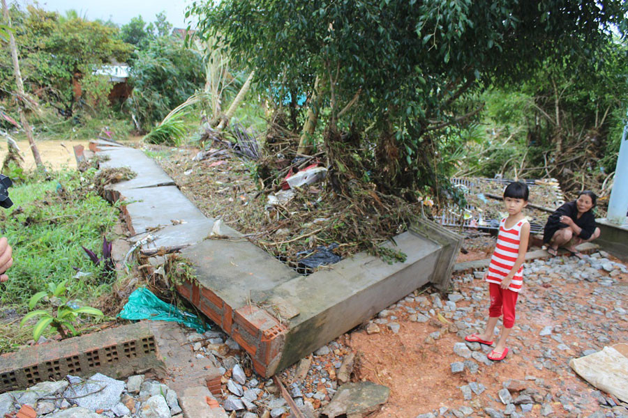 Cảnh tan hoang sau lũ của gia đình anh Vinh (thôn Thượng An 3). Ảnh: Phương Linh