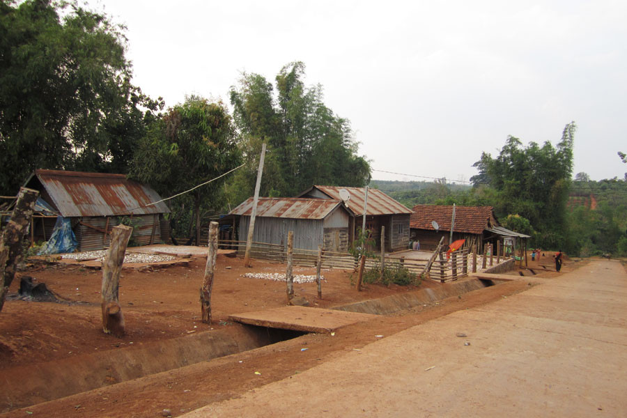 Một góc làng phụ nữ kiểu mẩu Klũ. Ảnh: Phương Dung