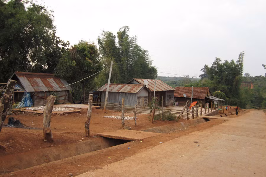 Một góc làng phụ nữ kiểu mẩu Klũ. Ảnh: Phương Dung