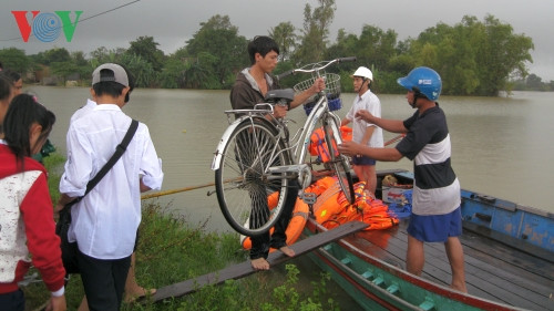 Học sinh ở Tây Hòa đi học bằng xuồng.
