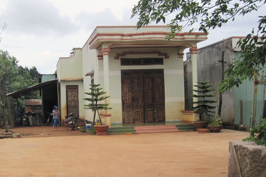 Ngôi nhà khá khang trang của ông Biai được xây dựng sau nhiều năm nỗ lực phát triển kinh tế của gia đình. Ảnh: Hồng Thi