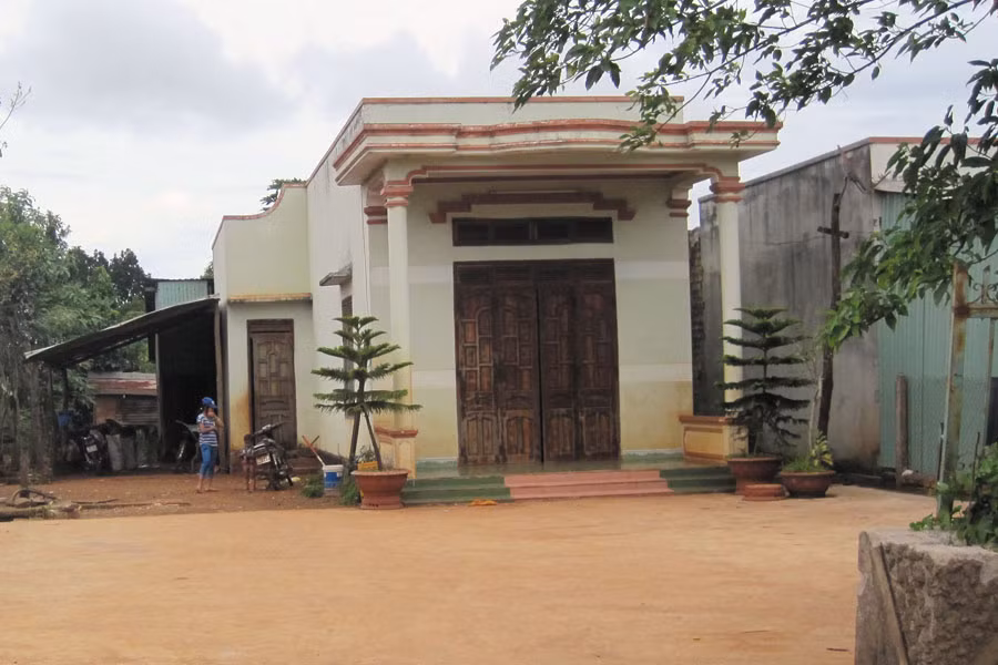 Ngôi nhà khá khang trang của ông Biai được xây dựng sau nhiều năm nỗ lực phát triển kinh tế của gia đình. Ảnh: Hồng Thi Ngôi nhà khá khang trang của ông Biai được xây dựng sau nhiều năm nỗ lực phát triển kinh tế của gia đình. Ảnh: Hồng Thi