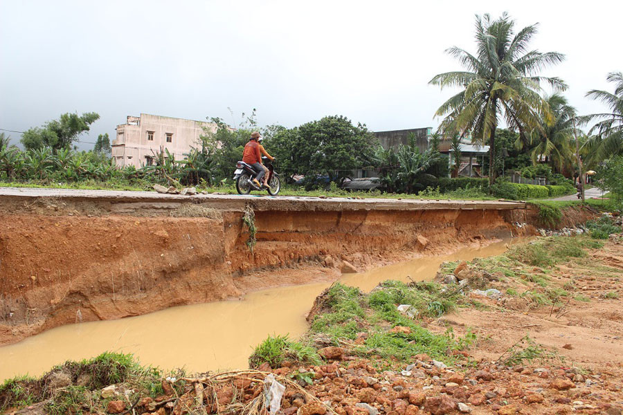 Đoạn đường cầu dân sinh tại thôn Thượng An 3 bị sạt lở mạnh. Ảnh: Phương Linh
