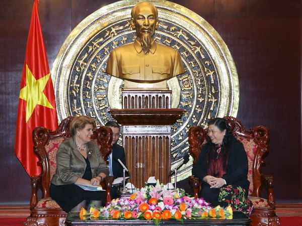 Phó Chủ tịch Quốc hội Tòng Thị Phóng tiếp Trưởng Đại diện UNICEF tại Việt Nam.