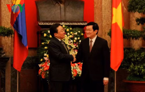 Chủ tịch nước chào đón Tổng thống Mông Cổ. Chủ tịch nước chào đón Tổng thống Mông Cổ.