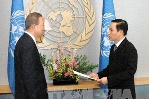 Ông Lê Hoài Trung, Đại sứ, Trưởng phái đoàn Đại diện thường trực nước ta tại Liên hợp quốc trình thư ủy nhiệm lên Tổng thư ký Ban Ki-Moon.